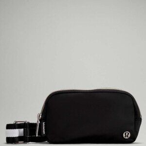 Lululemon Everywhere Crossbody Bag in Black